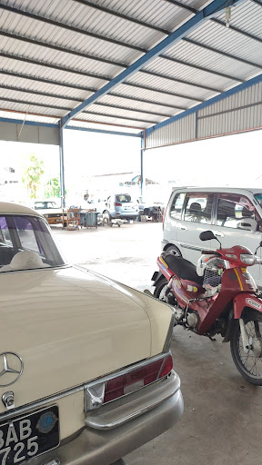 Ah Kaw Membaiki Kereta-Kereta & Motor