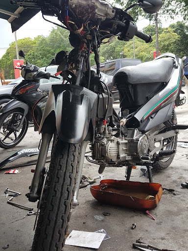 Lee Motors
