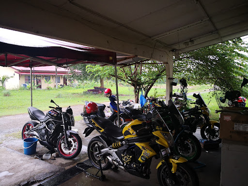 Bawah Pokok Ceri Garage