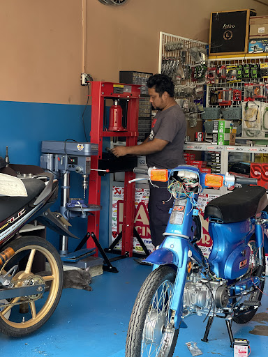 Bengkel motor Rayyan